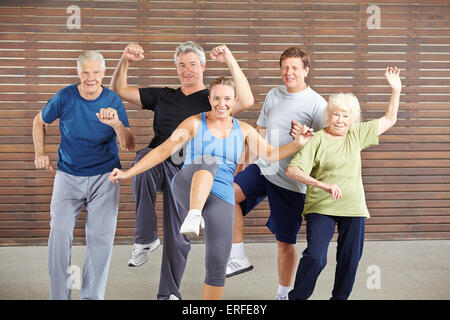 Glückliche Gruppe von Senioren im Piloxing Class in ein Fitness-Studio Stockfoto