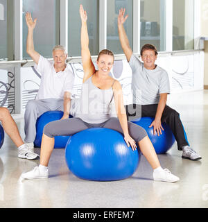 Glücklich senior Gruppe tun Rückentraining Übungen im Fitness-Studio Stockfoto