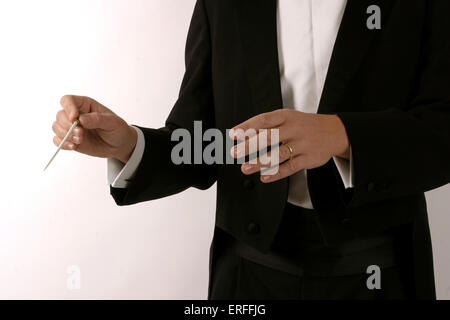 Der Dirigent schlägt den Takt mit Taktstock - Position von Beat 1. Schultern und Hände geeignet für Ausschneiden / silhouette. 2004 Stockfoto