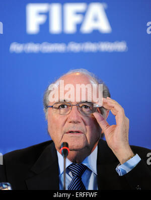 FIFA-Präsident Joseph Blatter liefert eine Pressekonferenz während einer Sitzung des FIFA-Exekutivkomitees auf Robben Island aus Cape Town, South Africa, 3. Dezember 2009. Foto: Bernd Weissbrod Stockfoto