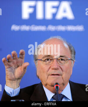 FIFA-Präsident Joseph Blatter liefert eine Pressekonferenz während einer Sitzung des FIFA-Exekutivkomitees auf Robben Island aus Cape Town, South Africa, 3. Dezember 2009. Foto: Bernd Weissbrod Stockfoto