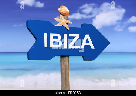 Ibiza mit Strand und Meer im Sommer im Urlaub Stockfoto