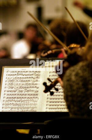 Orchestermusik in Violine Abschnitt - während der Proben Stockfoto