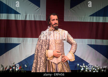 5/11 - Szene aus dem Stück von Edward Kemp mit Alistair McGowan als König James steht man vor einem Union Jack, Chichester Stockfoto