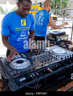 Ein African-American DJ Musik auf ein outdoor-Event - USA Stockfoto