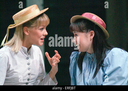 Harriet Ufer [Julie Jordan] und Lydia Griffiths [Carrie Pipperidge] in der Bank-Szene von Richard Rodgers & Oscar Hammerstein Karussell, Chichester Festival Theatre, Juni 2006 Stockfoto