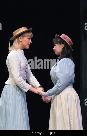 Harriet Ufer [Julie Jordan] und Lydia Griffiths [Carrie Pipperidge] in der Bank-Szene von Richard Rodgers & Oscar Hammerstein Karussell, Chichester Festival Theatre, Juni 2006 Stockfoto