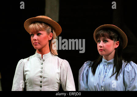 Harriet Ufer [Julie Jordan] und Lydia Griffiths [Carrie Pipperideg] in der Bank-Szene von Richard Rodgers & Oscar Hammerstein Karussell, Chichester Festival Theatre, Juni 2006 Stockfoto