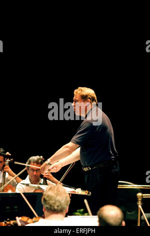 Richard Hickox - britischer Dirigent für Chor, Orchester und Opern Musik an der Royal Albert Hall, London. Durchführung von. b. 5 Stockfoto