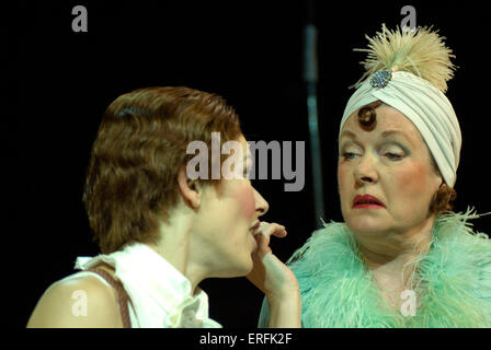 "Heute Abend um 8.30 Uhr" von Noel Coward am Chichester Festival Theatre, Juli 2006. Unter der Regie von Lucy Bailey. 13 Juli - 2. September 2006. Mit Susan Wooldridge und Josefina Gabrielle. Stockfoto