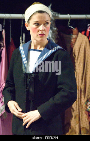 "Heute Abend um 8.30 Uhr" von Noel Coward am Chichester Festival Theatre, Juli 2006. Unter der Regie von Lucy Bailey. 13 Juli - 2. September 2006. Mit Josefina Gabrielle (Lilly Pfeffer). Marine uniform. Stockfoto