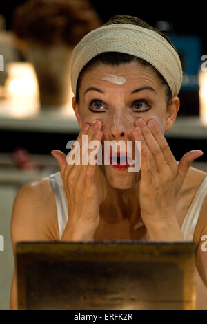 "Heute Abend um 8.30 Uhr" von Noel Coward am Chichester Festival Theatre, Juli 2006. Unter der Regie von Lucy Bailey. 13 Juli - 2. September 2006. Mit Josefina Gabrielle (Lilly Pfeffer). Bilden. Stockfoto