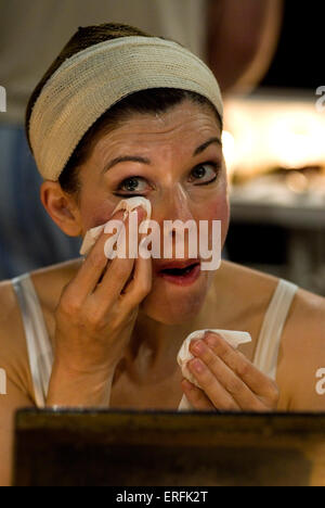 "Heute Abend um 8.30 Uhr" von Noel Coward am Chichester Festival Theatre, Juli 2006. Unter der Regie von Lucy Bailey. 13 Juli - 2. September 2006. Mit Josefina Gabrielle (Lilly Pfeffer). Bilden. Stockfoto