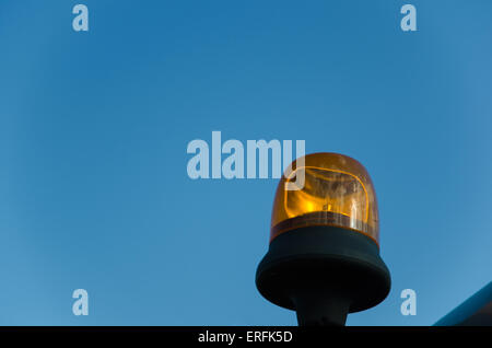 Einzelne orange Warnung bei blue sky Stockfoto