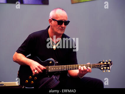 Jan Ackermann - Porträt des holländischen Gitarristen geben eine Gitarre-Demo auf der 2000 Frankfurter Musikmesse, Deutschland. Stockfoto