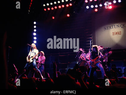 Status Quo - Porträt der englischen Rock-Band, die erklingt in der Birmingham International Arena im Jahr 1982. Gruppe wurde gegründet von Stockfoto