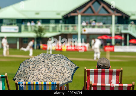 Zuschauer bei einem Cricket-spiel. Horntye Park, Hastings, East Sussex, England, Großbritannien Stockfoto