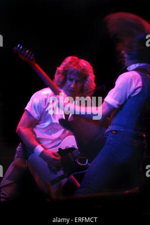 Status Quo - Gitarristen Rick Parfitt & Francis Rossi erklingt in der Birmingham International Arena im Jahr 1982. Status Quo- Stockfoto