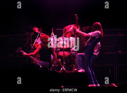 Status Quo - Porträt der englischen Rock-Band, die erklingt in der Birmingham International Arena im Jahr 1982. Schlagzeuger Pete Kircher im Hintergrund. PK: 21. Januar 1945. Gruppe wurde 1962 von Bassist Alan Lancaster und Gitarristen Francis Rossi gegründet. Stockfoto