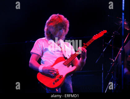 Status Quo - Sänger & Gitarrist Rick Parfitt erklingt in der Birmingham International Arena im Jahr 1982. 12. Oktober 1948. Stockfoto