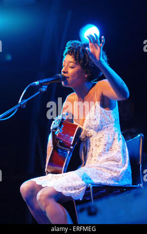 Corinne Bailey Rae - britischer Sänger und Songwriter erklingt in Somerset House, London, UK, 12. Juli 2006, b. 26 Februar Stockfoto