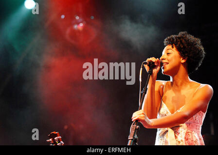 Corinne Bailey Rae - britischer Sänger und Songwriter erklingt in Somerset House, London, UK, 12. Juli 2006, b. 26 Februar Stockfoto