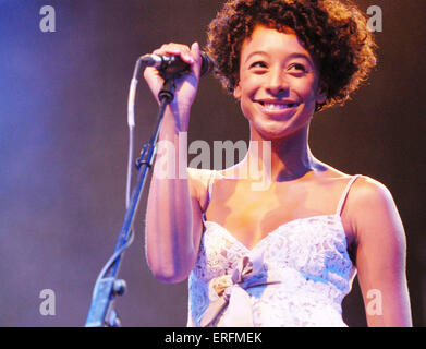 Corinne Bailey Rae - britischer Sänger und Songwriter erklingt in Somerset House, London, UK, 12. Juli 2006, b. 26 Februar Stockfoto