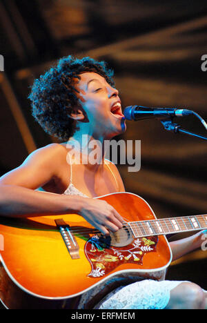 Corinne Bailey Rae - britischer Sänger und Songwriter erklingt in Somerset House, London, UK, 12. Juli 2006, b. 26 Februar Stockfoto