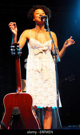 Corinne Bailey Rae - britischer Sänger und Songwriter erklingt in Somerset House, London, UK, 12. Juli 2006, b. 26 Februar Stockfoto