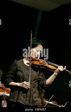 Joan Kwuon - Porträt des amerikanischen Geigers durchführen. Stockfoto