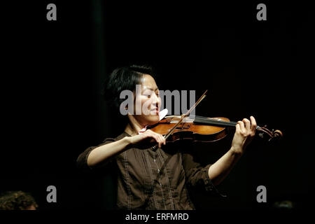 Joan Kwuon - Porträt des amerikanischen Geigers durchführen. Stockfoto