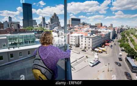 Familienspaß in Montreal, Quebec, Kanada. Mädchen mit Blick auf die Stadt Montreal. Stockfoto