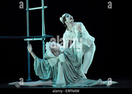 Arnold Schönbergs Ballett "Pierrot Lunaire" - Alexander Zaitsev als Pierrot und Mara Galeazzi als Columbine in einer Produktion an Stockfoto