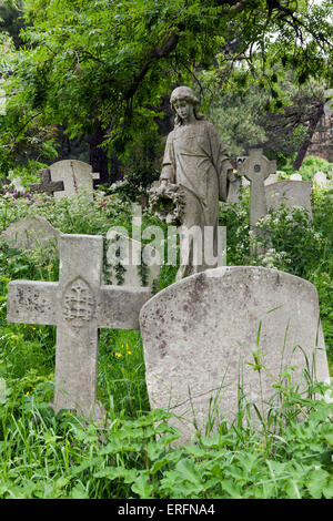 Nahaufnahme der Grabsteine und Denkmäler in Brompton Cemetery Stockfoto