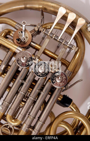 Horn, die Alexander, (unlackiert Instrument), mit Schleusen, und B-Ventil Stockfoto