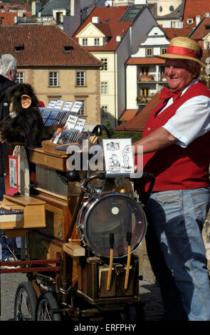 Straßenmusiker, Aufzieh Drehorgel Spieler - auf der Karlsbrücke, Prag. Stockfoto