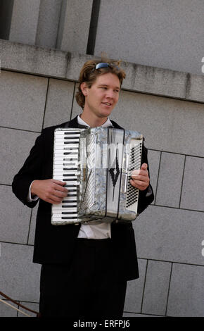 Straßenmusiker, Akkordeon-Spieler - in Prag. Stockfoto