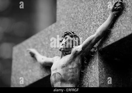 Jesus ans Kreuz - trägt eine Krone aus Dornen Stockfoto