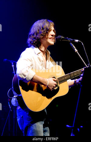 Jack Savoretti mit Songs aus seinem Debüt-Album "Zwischen the Minds" Konzert in Southampton Guildhall UK, am 19. März Stockfoto