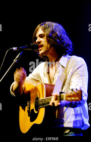 Jack Savoretti mit Songs aus seinem Debüt-Album "Zwischen the Minds" Konzert in Southampton Guildhall UK, am 19. März Stockfoto