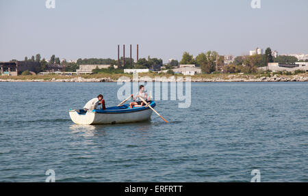 Burgas, Bulgarien - 22. Juli 2014: Zwei Fischer in Holzboot, Schwarzmeer, Bucht von Burgas Stockfoto