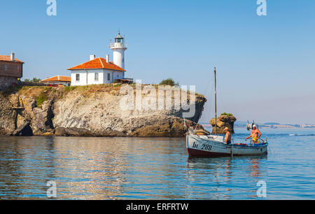 Burgas, Bulgarien - 22. Juli 2014: Zwei Fischer in Holzboot in der Nähe von Saint Anastasia Insel. Schwarzes Meer Stockfoto