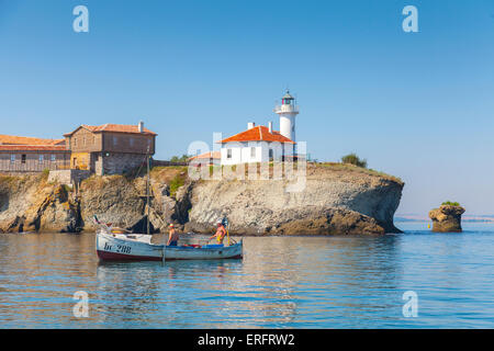 Burgas, Bulgarien - 22. Juli 2014: Zwei Fischer in Holzboot in der Nähe von St. Anastasia Island. Schwarzes Meer Stockfoto