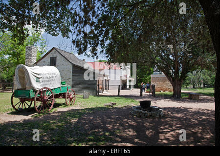 Zwei Originale-Immobilien bilden das Herzstück der Sauer-Beckman Living History Farm, LBJ Staatspark, Stonewall, Texas. Stockfoto