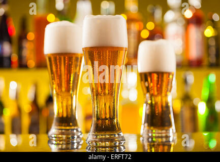 Krüge Bier auf die Theke mit Exemplar platziert Stockfoto