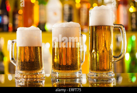 Krüge Bier auf die Theke mit Exemplar platziert Stockfoto