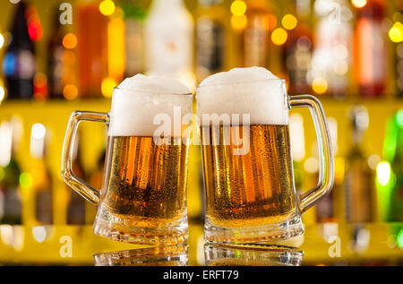 Krüge Bier auf die Theke mit Exemplar platziert Stockfoto
