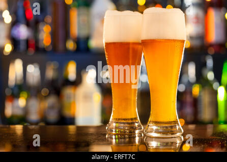 Krüge Bier auf die Theke mit Exemplar platziert Stockfoto
