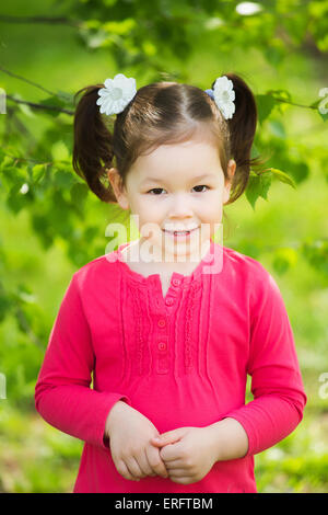 Closeup Portrait von lustiges kleines Kind. schöne Mädchen Gesicht glücklich lachend Stockfoto