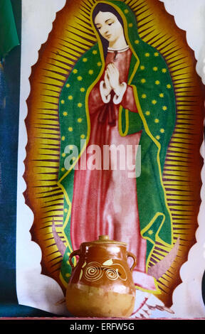 Wandbehang der Jungfrau von Guadalupe auf Stoff, hinter einer mexikanischen jar, Jungfrau Virgen de Guadalupe, Nuestra Señora de Guadalupe Stockfoto